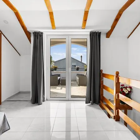 Βίλα San By Guide